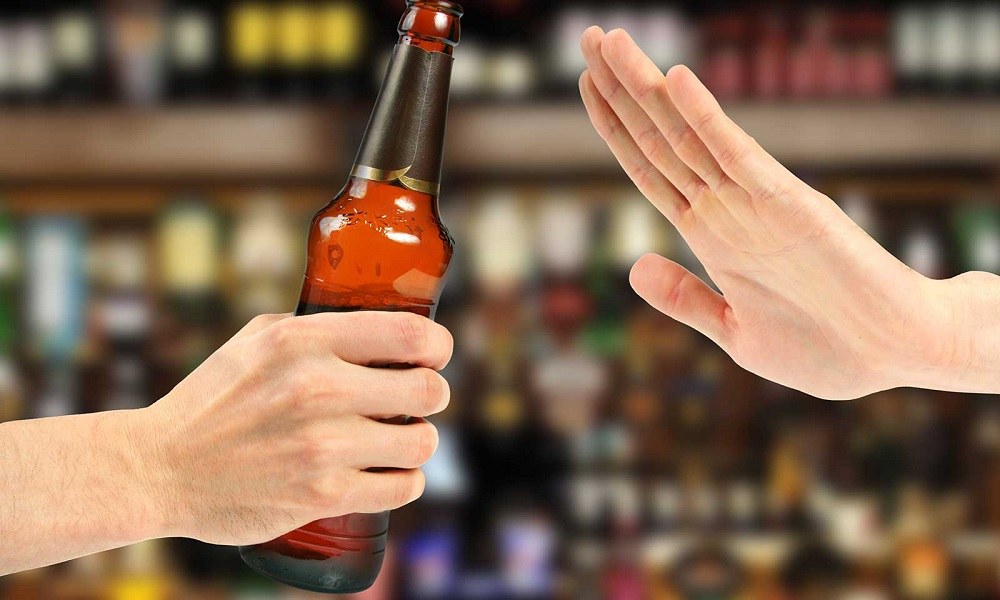 Диета для профилактики геморроя предполагает отказ от употребления алкогольных напитков